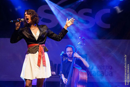 (Paranapiacaba-SP 13/07/13 &ndash; XIII Festival de Inverno Paranapiacaba  &ndash; Palco do SESC &ndash; Clube Lyra) Show E Por Falar Em Saudade... - Mirian&ecirc;s Zabot (2013, centen&aacute;rio de Vinicius de Moraes). Piano e arranjos: Marcelo Amazonas. Baixo: Gustavo Sato. Bateria: Jabes Felipe. Hair Stylists: Mauro de Oliveira. Assessoria de Figurino: Deise Cristina Meneguzzi e Ariadne Durante. Produ&ccedil;&atilde;o: Din&acirc;mica Eventos e Produ&ccedil;&otilde;es.  Fotos: M&aacute;rio Miranda.