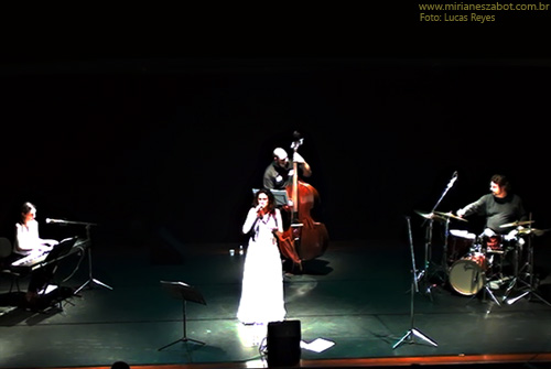 (S&atilde;o Paulo-SP 11/12/13 &ndash; C&Eacute;U Guarapiranga) Show E Por Falar Em Saudade... - Mirian&ecirc;s Zabot (2013, centen&aacute;rio de Vinicius de Moraes). Piano: Melanie Van Langendonck. Baixo: Ot&aacute;vio Gali. Bateria: F&aacute;bio Bergamini. Hair Stylists: Mauro de Oliveira. Arranjos: Marcelo Amazonas. Produ&ccedil;&atilde;o: Din&acirc;mica Eventos e Produ&ccedil;&otilde;es. Fotos: Lucas Reys. 