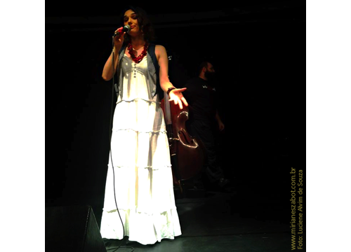 (S&atilde;o Paulo-SP 11/12/13 &ndash; C&Eacute;U Guarapiranga) Show E Por Falar Em Saudade... - Mirian&ecirc;s Zabot (2013, centen&aacute;rio de Vinicius de Moraes). Piano: Melanie Van Langendonck. Baixo: Ot&aacute;vio Gali. Bateria: F&aacute;bio Bergamini. Hair Stylists: Mauro de Oliveira. Arranjos: Marcelo Amazonas. Produ&ccedil;&atilde;o: Din&acirc;mica Eventos e Produ&ccedil;&otilde;es. Fotos: Luciene Alvim de Souza.