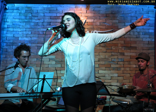 (S&atilde;o Paulo 25/04/2013 - Ao Vivo Music) Pr&eacute;-Estreia do NOVO Show Minha Terra Alheia - Mirian&ecirc;s Zabot. Piano: Marcelo Amazonas. Percuss&atilde;o: Claudinho Santana. Hair Stylists: Mauro de Oliveira. Fotos: Sarah Abreu.