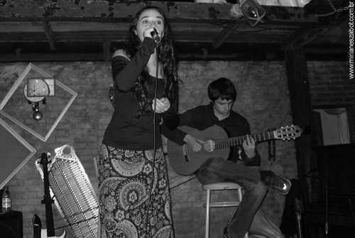 Show Mosaico Foto-Prosaico - Mirian&ecirc;s Zabot, no Photozofia. Ao viol&atilde;o Leandro Brenner. Foto: Patr&iacute;cia de Castro e Leandro Vaz (S&atilde;o Francisco Xavier 20/04/2009)