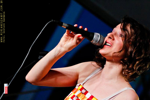 (Paraibuna-SP 21/09/13 &ndash; Abertura da 20&ordf; edi&ccedil;&atilde;o do Projeto Canto Geral - Pra&ccedil;a Monsenhor Ernesto Alm&iacute;rio Arantes) Mirian&ecirc;s Zabot - Show Mosaico Foto-Prosaico. Piano: Marcelo Amazonas. Dire&ccedil;&atilde;o Art&iacute;stica: Vin&iacute;cius Piedade e Mirian&ecirc;s Zabot. Hair Stylists: Mauro de Oliveira. Figurino: Deise Cristina Meneguzzi. Fotos: Gustavo Barbosa. Realiza&ccedil;&atilde;o: Funda&ccedil;&atilde;o Cultural Benedicto Siqueira e Silva e Prefeitura Municipal.