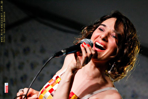 (Paraibuna-SP 21/09/13 &ndash; Abertura da 20&ordf; edi&ccedil;&atilde;o do Projeto Canto Geral - Pra&ccedil;a Monsenhor Ernesto Alm&iacute;rio Arantes) Mirian&ecirc;s Zabot - Show Mosaico Foto-Prosaico. Piano: Marcelo Amazonas. Dire&ccedil;&atilde;o Art&iacute;stica: Vin&iacute;cius Piedade e Mirian&ecirc;s Zabot. Hair Stylists: Mauro de Oliveira. Figurino: Deise Cristina Meneguzzi. Fotos: Gustavo Barbosa. Realiza&ccedil;&atilde;o: Funda&ccedil;&atilde;o Cultural Benedicto Siqueira e Silva e Prefeitura Municipal.