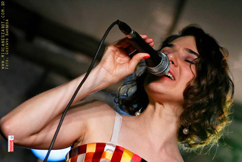 (Paraibuna-SP 21/09/13 &ndash; Abertura da 20&ordf; edi&ccedil;&atilde;o do Projeto Canto Geral - Pra&ccedil;a Monsenhor Ernesto Alm&iacute;rio Arantes) Mirian&ecirc;s Zabot - Show Mosaico Foto-Prosaico. Piano: Marcelo Amazonas. Dire&ccedil;&atilde;o Art&iacute;stica: Vin&iacute;cius Piedade e Mirian&ecirc;s Zabot. Hair Stylists: Mauro de Oliveira. Figurino: Deise Cristina Meneguzzi. Fotos: Gustavo Barbosa. Realiza&ccedil;&atilde;o: Funda&ccedil;&atilde;o Cultural Benedicto Siqueira e Silva e Prefeitura Municipal.