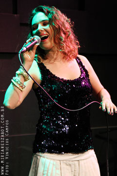 (S&atilde;o Paulo-SP 19/04/14 &ndash; Sesc Santana &ndash; projeto: M&uacute;sica no Deck - 100 Caymmi) Oswaldo Bosbah e Mirian&ecirc;s Zabot - Show Sarav&aacute;, Caymmi! Flauta/Bandolim: Pratinha Saraiva. Percuss&atilde;o: Welington Moreira Pimpa. Viol&atilde;o/Voz/Dire&ccedil;&atilde;o Musical/Arranjos: Oswaldo Bosbah. Voz/Produ&ccedil;&atilde;o: Mirian&ecirc;s Zabot. Hair Stylists: Mauro de Oliveira (Retr&ocirc; Hair). Ass. de Figurino: Deise Cristina Meneguzzi. Fotos: Vinicius Campos.