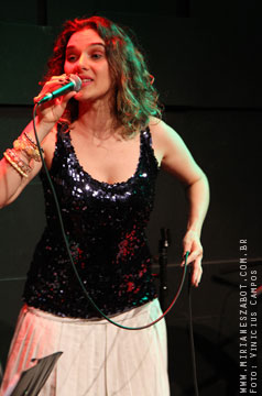 (S&atilde;o Paulo-SP 19/04/14 &ndash; Sesc Santana &ndash; projeto: M&uacute;sica no Deck - 100 Caymmi) Oswaldo Bosbah e Mirian&ecirc;s Zabot - Show Sarav&aacute;, Caymmi! Flauta/Bandolim: Pratinha Saraiva. Percuss&atilde;o: Welington Moreira Pimpa. Viol&atilde;o/Voz/Dire&ccedil;&atilde;o Musical/Arranjos: Oswaldo Bosbah. Voz/Produ&ccedil;&atilde;o: Mirian&ecirc;s Zabot. Hair Stylists: Mauro de Oliveira (Retr&ocirc; Hair). Ass. de Figurino: Deise Cristina Meneguzzi. Fotos: Vinicius Campos.