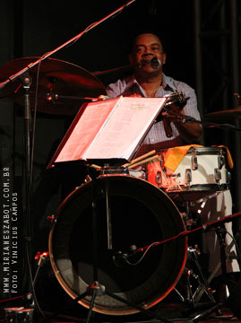 (S&atilde;o Paulo-SP 19/04/14 &ndash; Sesc Santana &ndash; projeto: M&uacute;sica no Deck - 100 Caymmi) Oswaldo Bosbah e Mirian&ecirc;s Zabot - Show Sarav&aacute;, Caymmi! Flauta/Bandolim: Pratinha Saraiva. Percuss&atilde;o: Welington Moreira Pimpa. Viol&atilde;o/Voz/Dire&ccedil;&atilde;o Musical/Arranjos: Oswaldo Bosbah. Voz/Produ&ccedil;&atilde;o: Mirian&ecirc;s Zabot. Hair Stylists: Mauro de Oliveira (Retr&ocirc; Hair). Ass. de Figurino: Deise Cristina Meneguzzi. Fotos: Vinicius Campos.