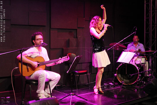 (S&atilde;o Paulo-SP 19/04/14 &ndash; Sesc Santana &ndash; projeto: M&uacute;sica no Deck - 100 Caymmi) Oswaldo Bosbah e Mirian&ecirc;s Zabot - Show Sarav&aacute;, Caymmi! Flauta/Bandolim: Pratinha Saraiva. Percuss&atilde;o: Welington Moreira Pimpa. Viol&atilde;o/Voz/Dire&ccedil;&atilde;o Musical/Arranjos: Oswaldo Bosbah. Voz/Produ&ccedil;&atilde;o: Mirian&ecirc;s Zabot. Hair Stylists: Mauro de Oliveira (Retr&ocirc; Hair). Ass. de Figurino: Deise Cristina Meneguzzi. Fotos: Vinicius Campos.