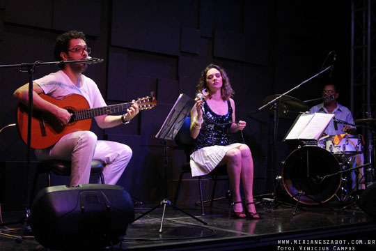 (S&atilde;o Paulo-SP 19/04/14 &ndash; Sesc Santana &ndash; projeto: M&uacute;sica no Deck - 100 Caymmi) Oswaldo Bosbah e Mirian&ecirc;s Zabot - Show Sarav&aacute;, Caymmi! Flauta/Bandolim: Pratinha Saraiva. Percuss&atilde;o: Welington Moreira Pimpa. Viol&atilde;o/Voz/Dire&ccedil;&atilde;o Musical/Arranjos: Oswaldo Bosbah. Voz/Produ&ccedil;&atilde;o: Mirian&ecirc;s Zabot. Hair Stylists: Mauro de Oliveira (Retr&ocirc; Hair). Ass. de Figurino: Deise Cristina Meneguzzi. Fotos: Vinicius Campos.