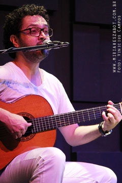 (S&atilde;o Paulo-SP 19/04/14 &ndash; Sesc Santana &ndash; projeto: M&uacute;sica no Deck - 100 Caymmi) Oswaldo Bosbah e Mirian&ecirc;s Zabot - Show Sarav&aacute;, Caymmi! Flauta/Bandolim: Pratinha Saraiva. Percuss&atilde;o: Welington Moreira Pimpa. Viol&atilde;o/Voz/Dire&ccedil;&atilde;o Musical/Arranjos: Oswaldo Bosbah. Voz/Produ&ccedil;&atilde;o: Mirian&ecirc;s Zabot. Hair Stylists: Mauro de Oliveira (Retr&ocirc; Hair). Ass. de Figurino: Deise Cristina Meneguzzi. Fotos: Vinicius Campos.