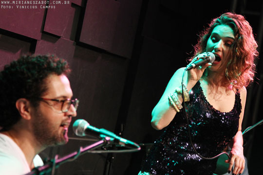 (S&atilde;o Paulo-SP 19/04/14 &ndash; Sesc Santana &ndash; projeto: M&uacute;sica no Deck - 100 Caymmi) Oswaldo Bosbah e Mirian&ecirc;s Zabot - Show Sarav&aacute;, Caymmi! Flauta/Bandolim: Pratinha Saraiva. Percuss&atilde;o: Welington Moreira Pimpa. Viol&atilde;o/Voz/Dire&ccedil;&atilde;o Musical/Arranjos: Oswaldo Bosbah. Voz/Produ&ccedil;&atilde;o: Mirian&ecirc;s Zabot. Hair Stylists: Mauro de Oliveira (Retr&ocirc; Hair). Ass. de Figurino: Deise Cristina Meneguzzi. Fotos: Vinicius Campos.