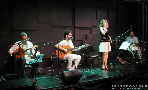 (S&atilde;o Paulo-SP 19/04/14 &ndash; Sesc Santana &ndash; projeto: M&uacute;sica no Deck - 100 Caymmi) Oswaldo Bosbah e Mirian&ecirc;s Zabot - Show Sarav&aacute;, Caymmi! Flauta/Bandolim: Pratinha Saraiva. Percuss&atilde;o: Welington Moreira Pimpa. Viol&atilde;o/Voz/Dire&ccedil;&atilde;o Musical/Arranjos: Oswaldo Bosbah. Voz/Produ&ccedil;&atilde;o: Mirian&ecirc;s Zabot. Hair Stylists: Mauro de Oliveira (Retr&ocirc; Hair). Ass. de Figurino: Deise Cristina Meneguzzi. Fotos: Vinicius Campos.