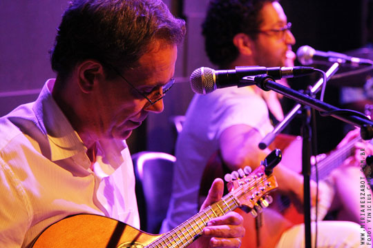 (S&atilde;o Paulo-SP 19/04/14 &ndash; Sesc Santana &ndash; projeto: M&uacute;sica no Deck - 100 Caymmi) Oswaldo Bosbah e Mirian&ecirc;s Zabot - Show Sarav&aacute;, Caymmi! Flauta/Bandolim: Pratinha Saraiva. Percuss&atilde;o: Welington Moreira Pimpa. Viol&atilde;o/Voz/Dire&ccedil;&atilde;o Musical/Arranjos: Oswaldo Bosbah. Voz/Produ&ccedil;&atilde;o: Mirian&ecirc;s Zabot. Hair Stylists: Mauro de Oliveira (Retr&ocirc; Hair). Ass. de Figurino: Deise Cristina Meneguzzi. Fotos: Vinicius Campos.