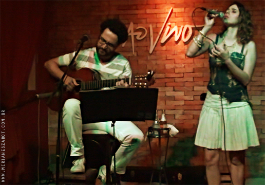 (S&atilde;o Paulo-SP 10/04/14 &ndash; Ao Vivo Music) Oswaldo Bosbah e Mirian&ecirc;s Zabot - Show Sarav&aacute;, Caymmi!  Viol&atilde;o/Voz/Dire&ccedil;&atilde;o Musical/Arranjos: Oswaldo Bosbah. Voz/Produ&ccedil;&atilde;o: Mirian&ecirc;s Zabot. Hair Stylists: Mauro de Oliveira (Retr&ocirc; Hair). Ass. de Figurino: Deise Cristina Meneguzzi.