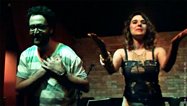 (S&atilde;o Paulo-SP 10/04/14 &ndash; Ao Vivo Music) Oswaldo Bosbah e Mirian&ecirc;s Zabot - Show Sarav&aacute;, Caymmi!  Viol&atilde;o/Voz/Dire&ccedil;&atilde;o Musical/Arranjos: Oswaldo Bosbah. Voz/Produ&ccedil;&atilde;o: Mirian&ecirc;s Zabot. Hair Stylists: Mauro de Oliveira (Retr&ocirc; Hair). Ass. de Figurino: Deise Cristina Meneguzzi.