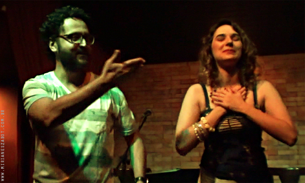 (S&atilde;o Paulo-SP 10/04/14 &ndash; Ao Vivo Music) Oswaldo Bosbah e Mirian&ecirc;s Zabot - Show Sarav&aacute;, Caymmi!  Viol&atilde;o/Voz/Dire&ccedil;&atilde;o Musical/Arranjos: Oswaldo Bosbah. Voz/Produ&ccedil;&atilde;o: Mirian&ecirc;s Zabot. Hair Stylists: Mauro de Oliveira (Retr&ocirc; Hair). Ass. de Figurino: Deise Cristina Meneguzzi.