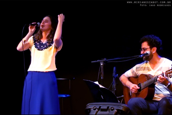 (23/08/2014 &ndash; Sesc S&atilde;o Caetano/SP &ndash; projeto: Roda de Samba) Mirian&ecirc;s Zabot - Show Gafieiras e Outras Verves. Oswaldo Bosbah (viol&atilde;o). Hair Stylists: Mauro de Oliveira (Retr&ocirc; Hair). Fotos: Iago Rodrigues.