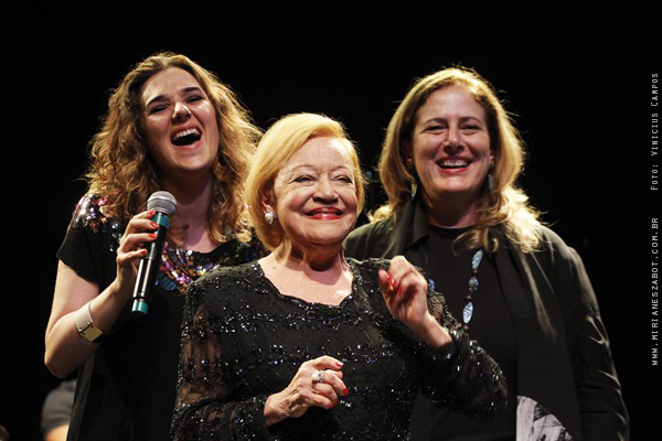 (S&atilde;o Paulo-SP 28/09/14 &ndash; Projeto Esta&ccedil;&atilde;o Brasileira &ndash; Teatro Sesc Belenzinho) <b>MIRIAN&Ecirc;S ZABOT</b> - Show Mosaico Foto-Prosaico. Participa&ccedil;&otilde;es especiais de <b>CLAUDETTE SOARES</b> e <b>CONSUELO DE PAULA</b>. Viol&atilde;o: Oswaldo Bosbah. Contrabaixo: F&aacute;bio Canella. Bateria: Jabes Felipe. Ass. Produ&ccedil;&atilde;o: Ariadne Durante. Hair Stylists: Mauro de Oliveira. Dire&ccedil;&atilde;o Art&iacute;stica: Vin&iacute;cius Piedade e Mirian&ecirc;s Zabot. Ass. de Imprensa: Dez Comunica&ccedil;&atilde;o. Cen&aacute;rio: Natalia Reis e Cyntia Ueda. Foto e Filmagem: Vinicius Campos. Dire&ccedil;&atilde;o Geral: Mirian&ecirc;s Zabot.