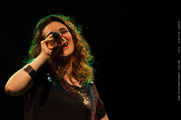 (S&atilde;o Paulo-SP 28/09/14 &ndash; Projeto Esta&ccedil;&atilde;o Brasileira &ndash; Teatro Sesc Belenzinho) <b>MIRIAN&Ecirc;S ZABOT</b> - Show Mosaico Foto-Prosaico. Participa&ccedil;&otilde;es especiais de <b>CLAUDETTE SOARES</b> e <b>CONSUELO DE PAULA</b>. Viol&atilde;o: Oswaldo Bosbah. Contrabaixo: F&aacute;bio Canella. Bateria: Jabes Felipe. Ass. Produ&ccedil;&atilde;o: Ariadne Durante. Hair Stylists: Mauro de Oliveira. Dire&ccedil;&atilde;o Art&iacute;stica: Vin&iacute;cius Piedade e Mirian&ecirc;s Zabot. Ass. de Imprensa: Dez Comunica&ccedil;&atilde;o. Cen&aacute;rio: Natalia Reis e Cyntia Ueda. Foto e Filmagem: Vinicius Campos. Dire&ccedil;&atilde;o Geral: Mirian&ecirc;s Zabot.