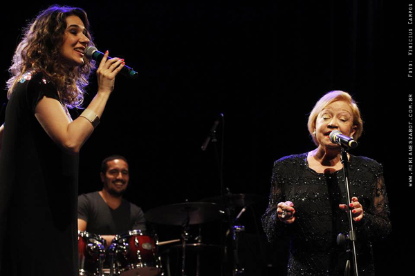 (S&atilde;o Paulo-SP 28/09/14 &ndash; Projeto Esta&ccedil;&atilde;o Brasileira &ndash; Teatro Sesc Belenzinho) <b>MIRIAN&Ecirc;S ZABOT</b> - Show Mosaico Foto-Prosaico. Participa&ccedil;&otilde;es especiais de <b>CLAUDETTE SOARES</b> e <b>CONSUELO DE PAULA</b>. Viol&atilde;o: Oswaldo Bosbah. Contrabaixo: F&aacute;bio Canella. Bateria: Jabes Felipe. Ass. Produ&ccedil;&atilde;o: Ariadne Durante. Hair Stylists: Mauro de Oliveira. Dire&ccedil;&atilde;o Art&iacute;stica: Vin&iacute;cius Piedade e Mirian&ecirc;s Zabot. Ass. de Imprensa: Dez Comunica&ccedil;&atilde;o. Cen&aacute;rio: Natalia Reis e Cyntia Ueda. Foto e Filmagem: Vinicius Campos. Dire&ccedil;&atilde;o Geral: Mirian&ecirc;s Zabot.