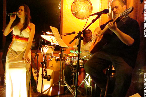 Show de Lan&ccedil;amento CD e DVD Mosaico Foto-Prosaico - Mirian&ecirc;s Zabot, no Ac&uacute;stico 389. Baixo e Viol&atilde;o: Rafael Campanile, Bateria: Sandro Cartier, Viol&atilde;o: Sandro Dornelles. Figurino: Deise Cristina Meneguzzi. Hair Stylists: Mauro de Oliveira. Realiza&ccedil;&atilde;o: Cultor Produtora Cultural. Apoio: Secretaria de Cultura de Passo Fundo - Projeto Cultura&ccedil;&atilde;o, Fiore, R&aacute;dio 99UPF, Caderno Avesso - Jornal O Nacional. Patrocinadores: Mad Ness e Hering. Foto: Aline Carmo (Passo Fundo 17/12/2009)