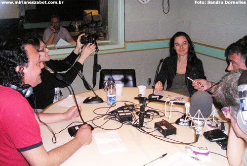 Mirian&ecirc;s Zabot na estr&eacute;ia do programa Buzina - Radio FM Cultura. Apresentado por Luiza Caspary, Caetano Silveira, Fausto Prado e Lu&iacute;s Mauro Vianna. Opera&ccedil;&atilde;o de som: Paulo Moreira (www.tve.com.br/fm/frames/f-pautasfm.htm). Foto: Sandro Dornelles (Porto Alegre/RS 14/12/2009)
