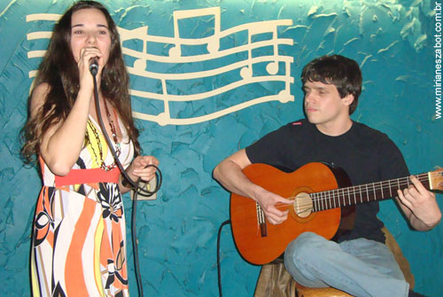 I Pocket-Shows de pr&eacute;-lan&ccedil;amento dos Cds Mosaico Foto-Prosaico de Mirian&ecirc;s Zabot e A Kind Of Bossa de Rodrigo Del Arc ao viol&atilde;o Leandro Brenner. Foto por Ariadne Durante. (Peda&ccedil;o da Vila - S&atilde;o Paulo - agosto de 2008)