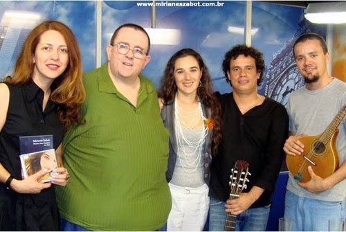 Mirian&ecirc;s Zabot no programa Vitrola - AllTV (www.alltv.com.br). Apresentado por Elaine Gomes e Toninho Spessoto. Viol&atilde;o: Sandro Dornelles. Bandolim: Fernando Diniz. Figurino de Mirian&ecirc;s Zabot e m&uacute;sicos: Deise Cristina Meneguzzi. (S&atilde;o Paulo/SP 06/01/2010)