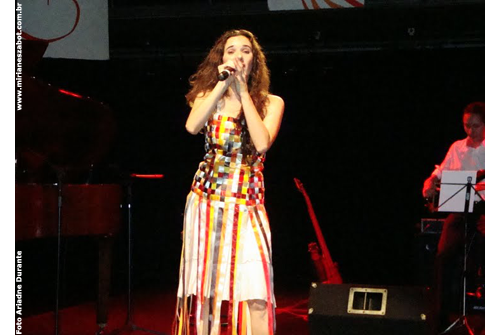 Show de Lan&ccedil;amento CD e DVD Mosaico Foto-Prosaico - Mirian&ecirc;s Zabot. Piano: Marinho Boff&aacute;, Baixo: Gustavo Sato, Bateria: Jabes. Dire&ccedil;&atilde;o Art&iacute;stica: Vin&iacute;cius Piedade e Mirian&ecirc;s Zabot. Figurino: Deise Cristina Meneguzzi. Hair Stylists: Mauro de Oliveira. Cen&aacute;rio: Natalia Reis e Cyntia Ueda. Realiza&ccedil;&atilde;o: CCSP e Prefeitura de S&atilde;o Paulo - Secretaria de Cultura. Foto: Ariadne Durante.  -- Obrigada a todos que foram, divulgaram e/ou ajudaram a realizar os Shows, no CCSP. (S&atilde;o Paulo 01/04/2010 - Centro Cultural S&atilde;o Paulo)